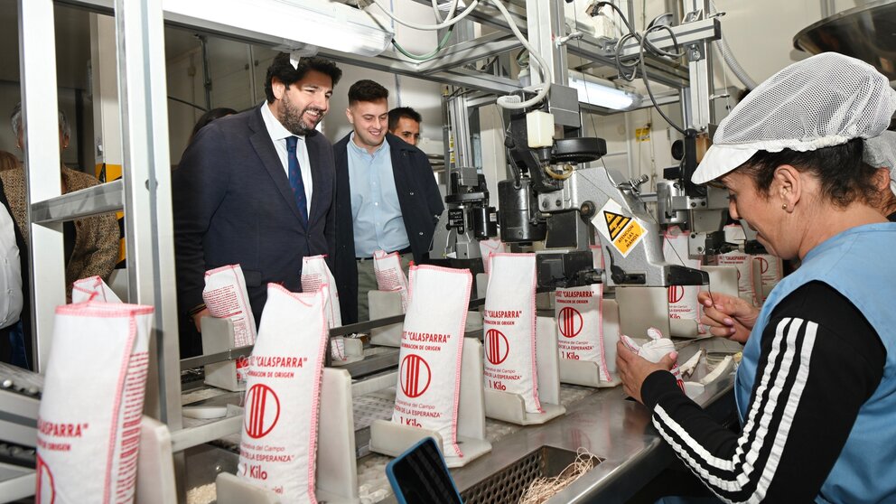 Imagen de la visita de López Miras a la Cooperativa del Campo ‘Virgen de la Esperanza’ de Calasparra. (CARM)