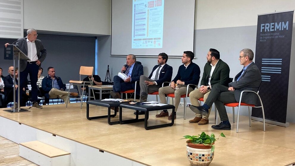 Imagen en las XXXI Jornadas Técnicas de Talleres durante el desarrollo de una mesa redonda en la que participa el el director general de Consumo (centro). (FREMM)