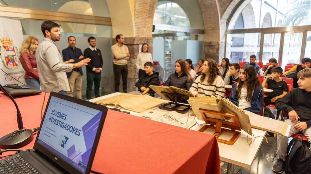 Visita de alumnos del IES San Isidoro de Los Dolores al Archivo Municipal. (Ayuntamiento de Cartagena)