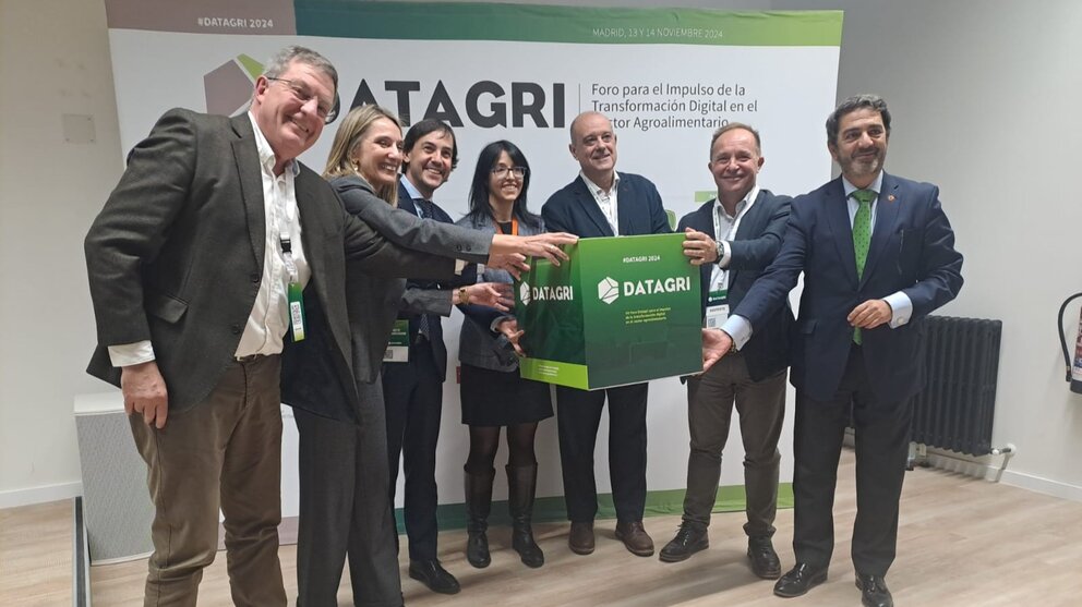 Imagen del acto de traspaso de la organización del Foro 'Datagri' durante la celebración del foro 2024 en Madrid. (CARM)