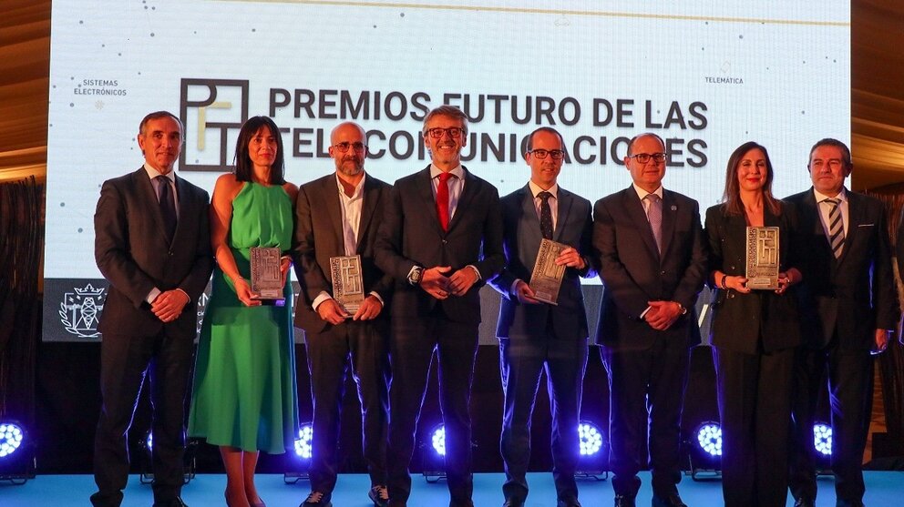 Imagen de los premiados durante la gala con la presencia del consejero de Transformación Digital, Luis Alberto Marín. (CARM)