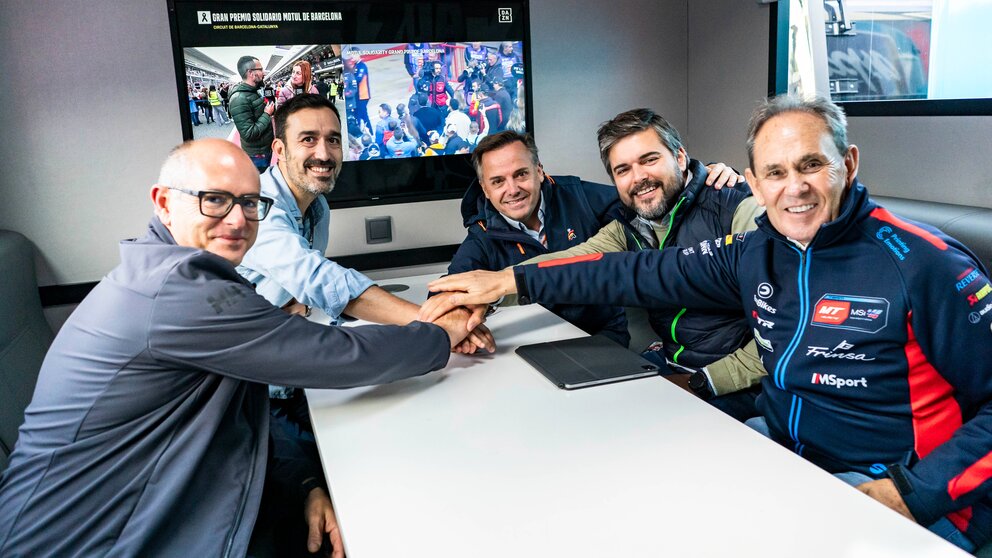 Javier Tomás e Iván Abad (Grupo MT), Manuel Aviñó (RFEDA), Joaquín Durán (Solidaridad Sobre Ruedas) y Teo Martín (MT Helmets-MSi) formalizan el acuerdo en el Circuit de Barcelona-Catalunya. (MT Helmets)