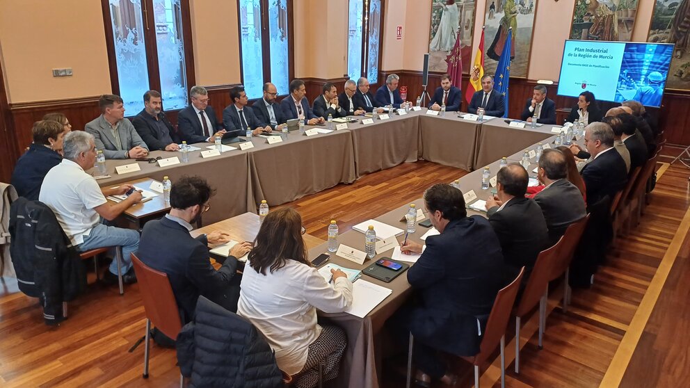 El consejero de Investigación, Juan María Vázquez, durante la reunión del Consejo Asesor Industrial de la Región. (CARM)