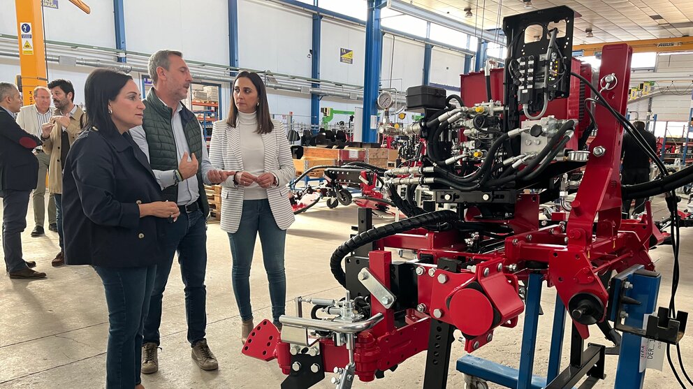 La consejera de Agricultura, Sara Rubira, durante su visita a la empresa de maquinaria agrícola ID David. (CARM)