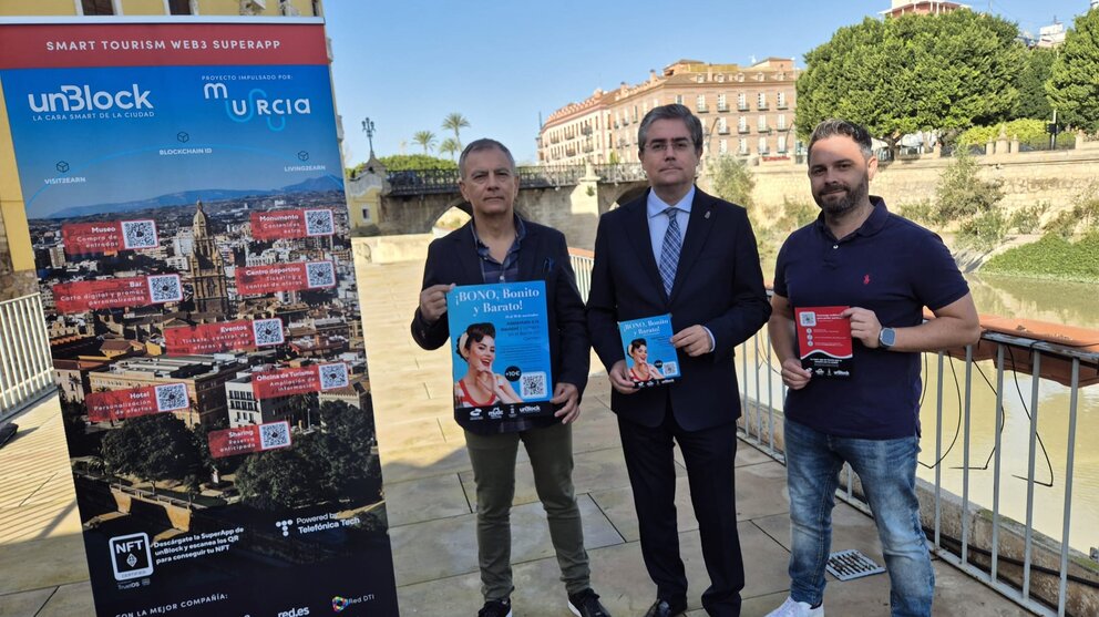 Imagen de la presentación de la campaña con la presencia del concejal de Comercio, Jesús Pacheco. (Ayuntamiento de Murcia)