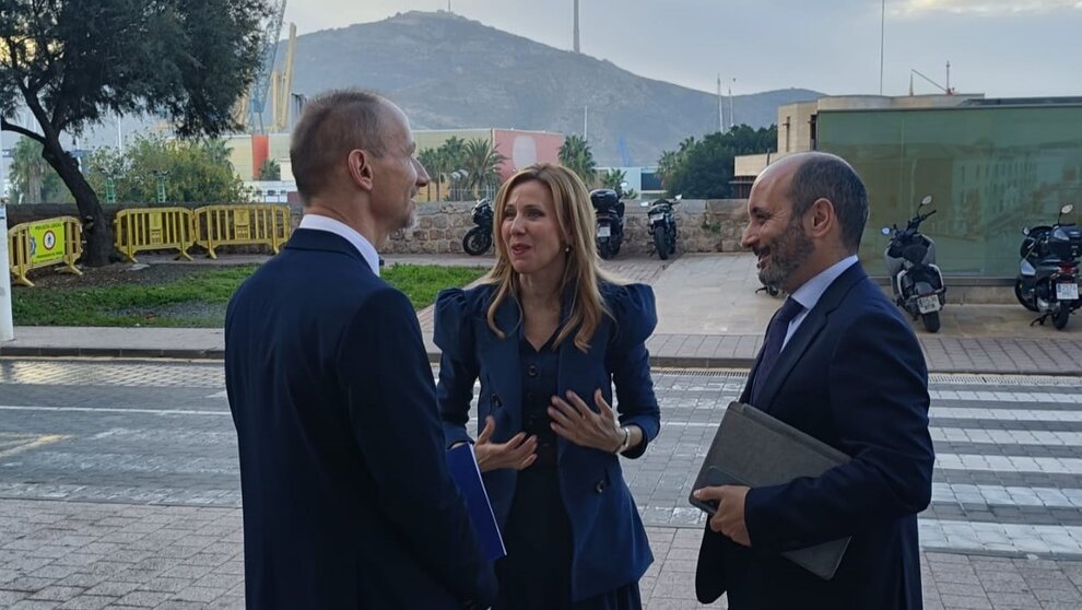 La consejera de Empresa, Marisa López, junto al rector de la UPCT, Mathieu Kessler. (CARM)