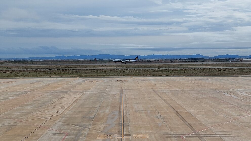 Un vuelo de entrenamieto de Ryanair en el Aeropuerto de Corvera. (Aeropuerto Internacional Región de Murcia-Aena)