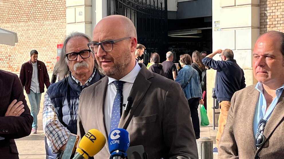 El concejal de Movilidad del ayuntamiento de Murcia, José Francisco Muñoz, anunciando la implementación de abonos en el aparcamiento de Verónicas. (Ayuntamiento de Murcia)