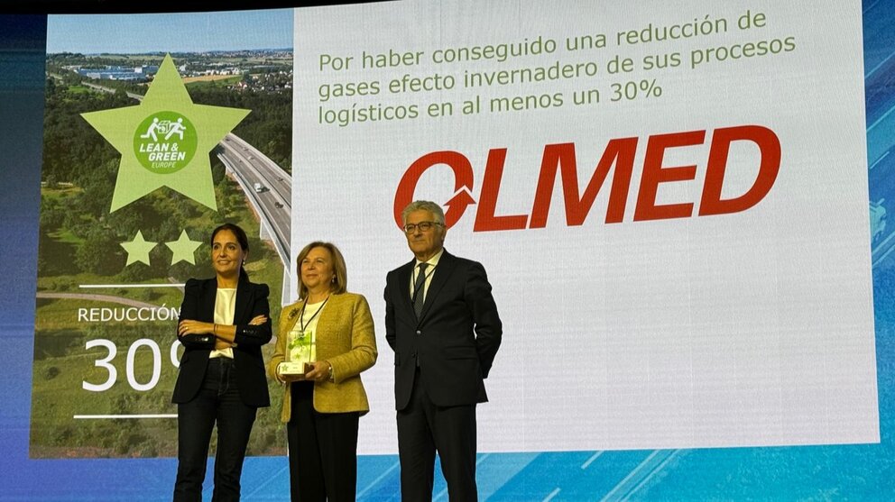 La consejera de Hefame, Ana María Cantarero, recibe la segunda estrella Lean & Green de Olmed. (Hefame)