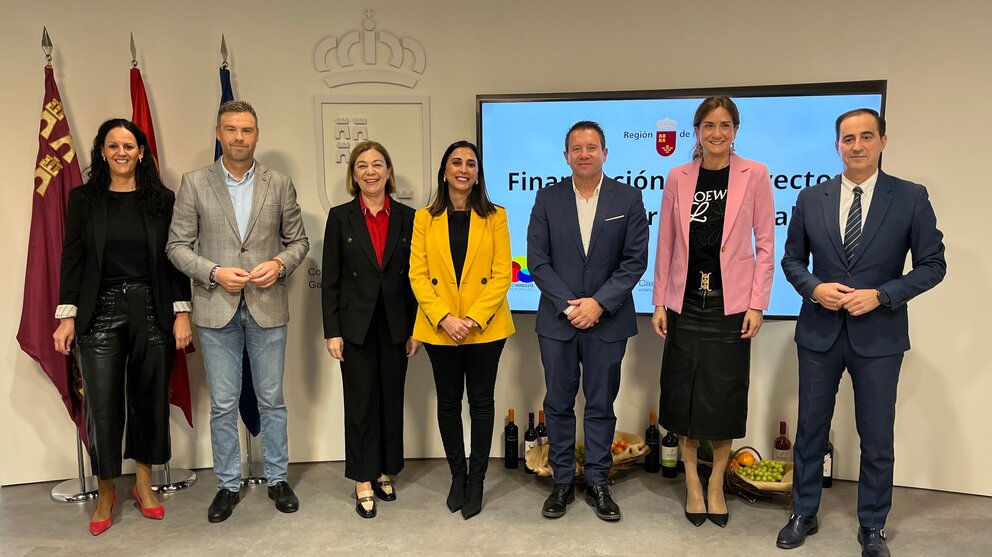 La consejera Sara Rubira junto al presidente de la Federación de Municipios, Víctor Manuel López, y los alcaldes de Fuente Álamo, Juana María Martínez; Caravaca de la Cruz, José Francisco García; Jumilla, Severa González Mula, y Archena, Patricia Fernández, tras la firma del nuevo convenio de financiación de los Grupos de Acción Local. (CARM)