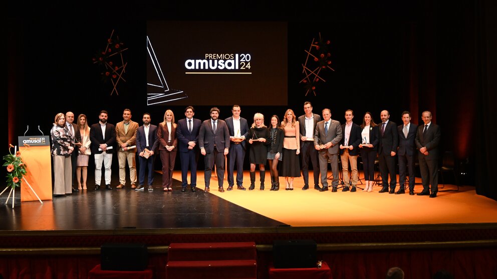 Imagen de familia con los galardonados en los ‘Premios Amusal 2024’. (CARM)