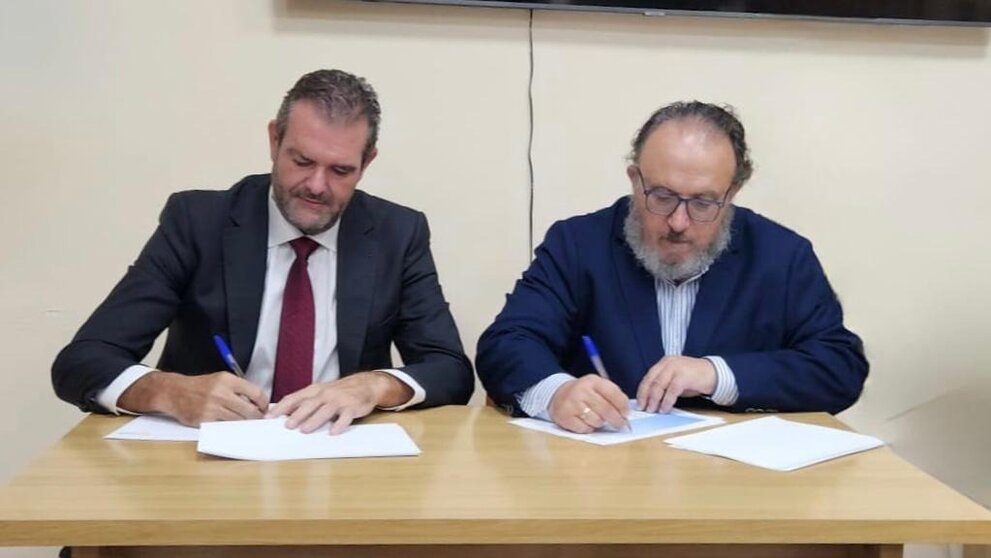 El presidente de Hefame, Enrique Ayuso, y el presidente de la Asociación Proyecto Alfa, Roberto Larraona, firman en Melilla el acuerdo para la colaboración de la Fundación de la cooperativa en el proyecto 'BieneStar: Promoción de la salud en personas vulnerables'. (Hefame)