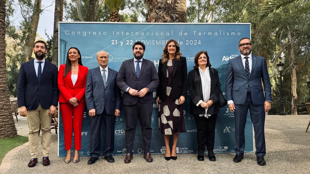 Foto de familia durante la inauguración del Congreso Internacional de Termalismo. (Ayuntamiento de Archena)