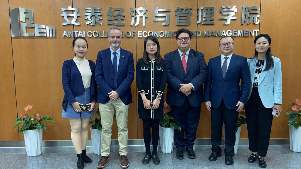 El decano de la Facultad, Samuel Baixauli y Marcos Antón, vicedecano de Relaciones Internacionales, visitan el campus de la Shanghai Jiao Tong University, donde se encuentra Antai College of Economics and Management (ACEM). (Universidad de Murcia)