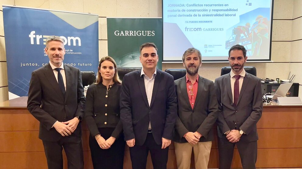 Julián Lozano, asociado de Garrigues; María Sánchez, asociada de Garrigues; Manuel García Durán, asesor jurídico de Frecom; Antonio Domene, vicepresidente de Obra Pública de Frecom; y Mauricio Maggiora, asociado de Garrigues. (Frecom)