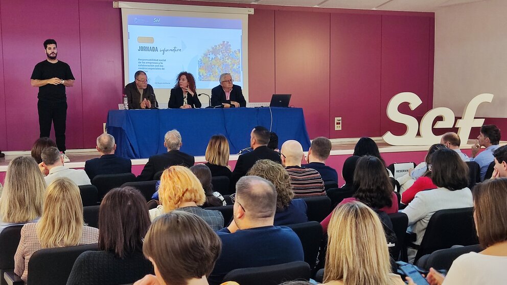 La directora del SEF, Pilar Valero, durante la inauguración de la jornada 'Responsabilidad social de las empresas y la colaboración con los Centros Especiales de Empleo'. (CARM)