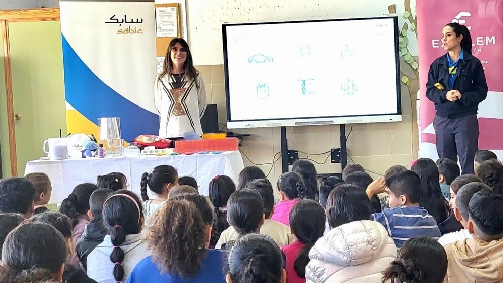 Imagen de una charla en el centro por parte de dos ingenieras de Sabic. (Sabic)