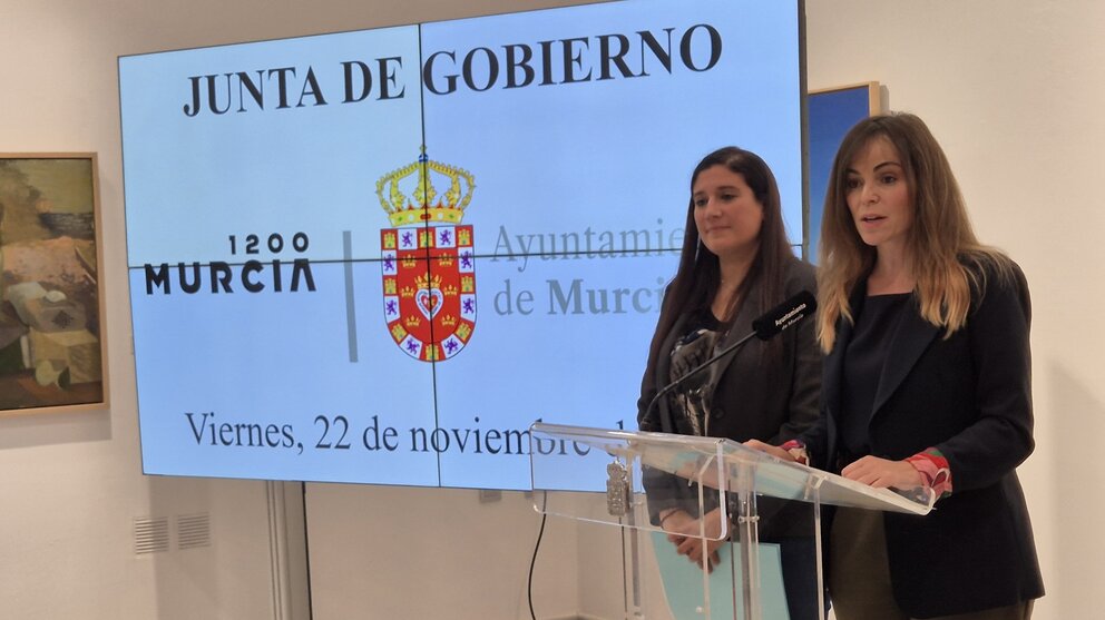 Imagen de la Junta de Gobierno con la intervención de la vicealcaldesa Rebeca Pérez. (Ayuntamiento de Murcia)