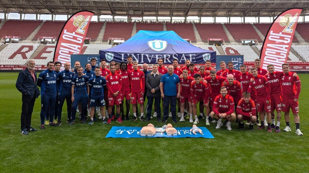 Imagen de familia durante el curso en primeros auxilios que ha impartido Universae a jugadores e integrantes del cuerpo técnico del Real Murcia. (Universae)