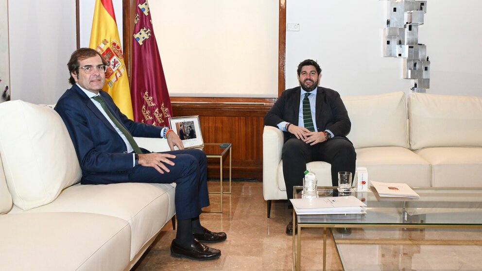 El jefe del Ejecutivo autonómico, Fernando López Miras, reunido con el presidente de la Autoridad Portuaria de Cartagena, Pedro Pablo Hernández. (CARM)