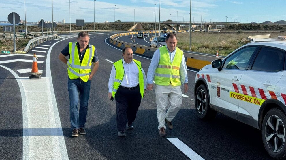 El director general de Carreteras, Francisco Carrillo, visita las obras de mejora del firme de la RM-12. (CARM)