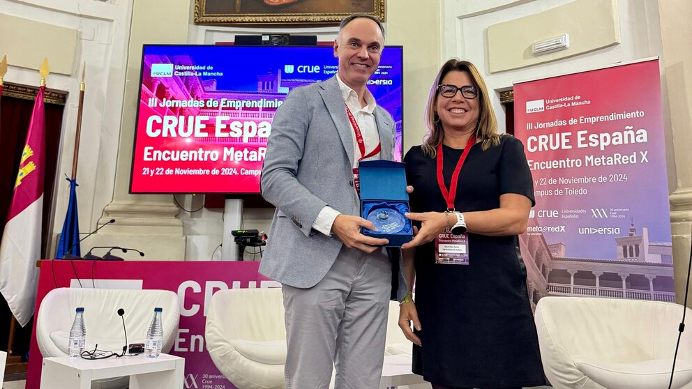 Carlos Caballero, director de UCAM HiTech, recibe el reconocimiento. (UCAM)