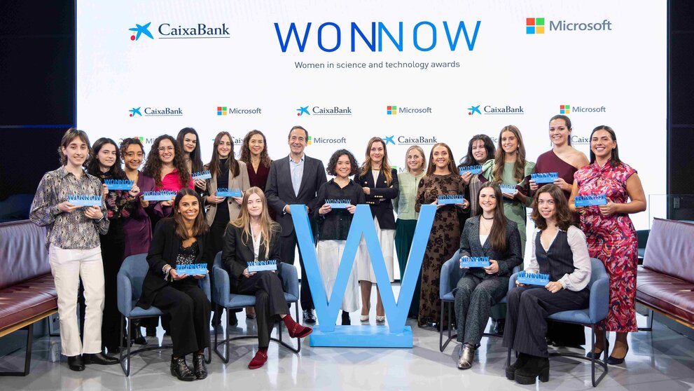 Ganadoras de la 7ª edición de los Premios WONNOW con representantes de CaixaBank y Microsoft. (CaixaBank)