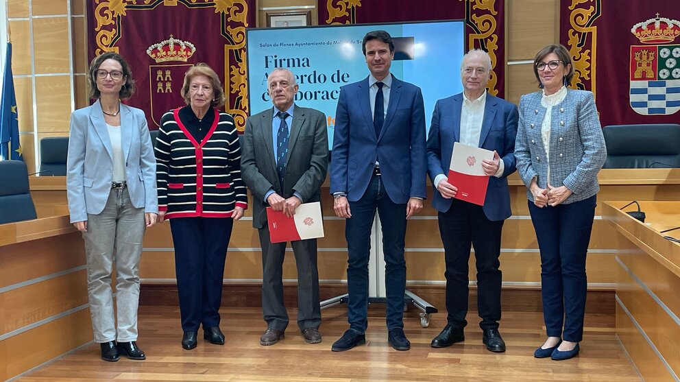 Imagen de familia durante la firma del acuerdo. (Ribera Hospital de Molina)