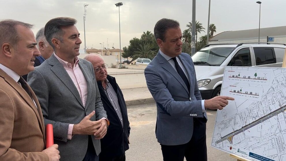 El consejero de Presidencia, Marcos Ortuño, el alcalde de San Pedro del Pinatar, Pedro Javier Sánchez, y el director general de Administración Loca, Francisco Abril, revisan el plan de obras en la avenida Doctor Artero Guirao. (CARM)