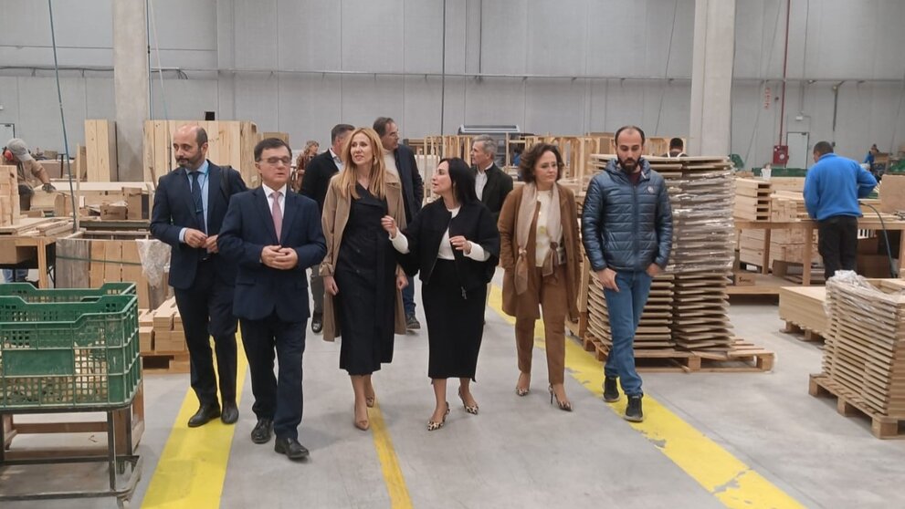 La consejera, Marisa López Aragón, durante la visita a una de las empresas del mueble. (CARM)