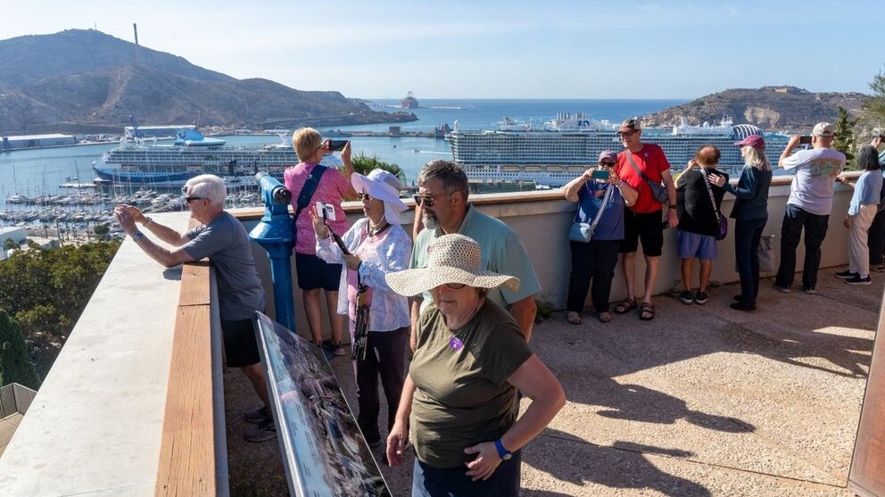 Turistas en la explanada junto al Castillo de la Concepción. (Ayuntamiento de Cartagena)