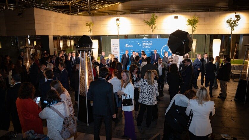 Foto panorámica de los invitados durante la bienvenida a la gala.