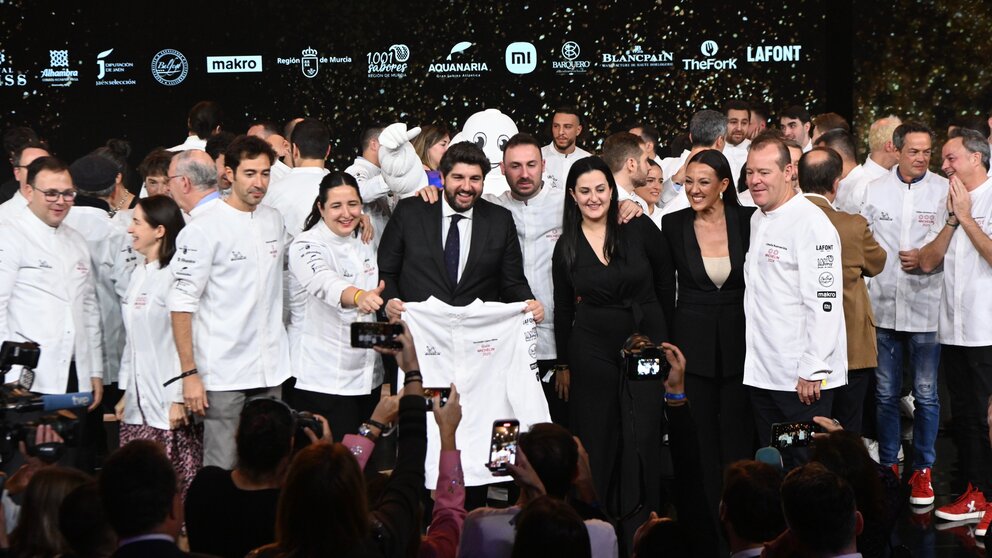 Imagen de familia de los representantes de la Región en la Gala de la Guía Michelín 2025, celebrada en Murcia. (CARM)