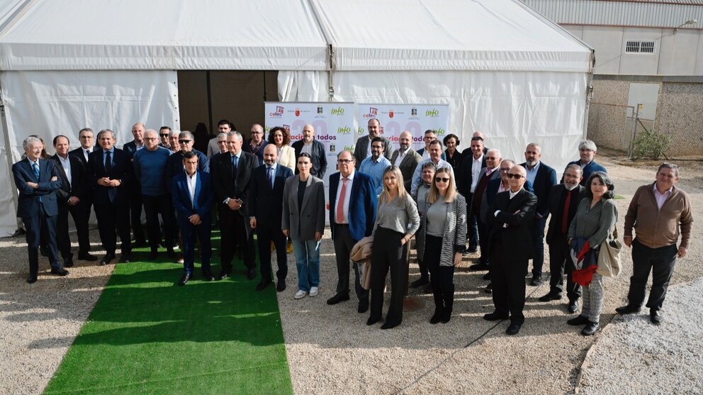 Imagen de familia durante el acto conmemorativo del XXX aniversario del Centro Tecnológico del Plástico y el Calzado (Cetec). (CARM)