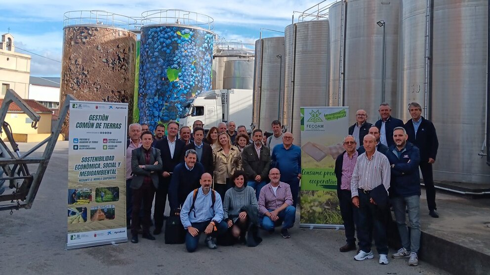 Miembros de las cooperativas regionales Frutas Caravaca y Bodegas del Rosario, de las valencianas Bodega Cooperativa La Viña y Cooperativa de Viver, así como representantes de Fecoam, acompañados por Antonio Pasqual del Riquelme, director general de Autónomos y Economía Social de la Región y por representantes de AgroBank. (Fecoam)