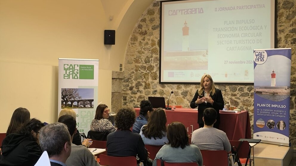 Imagen de una de las reuniones de trabajo para elaborar el plan de impulso al turismo natural y rural de Cartagena. (Ayuntamiento de Cartagena)