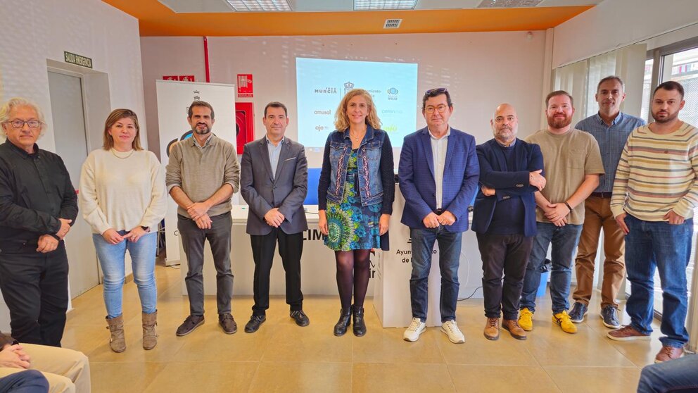 Imagen de la reunión con los emprendedores de los 16 proyectos y representantes de las entidades que colaboran en los tribunales de selección. (Ayuntamiento de Murcia)