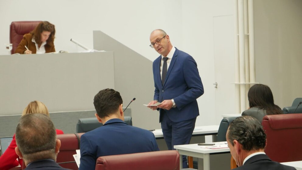 El consejero de Educación y Formación Profesional, Víctor Marín, comparece en la Asamblea Regional para hablar sobre la mejora de las condiciones laborales de los docentes. (CARM)