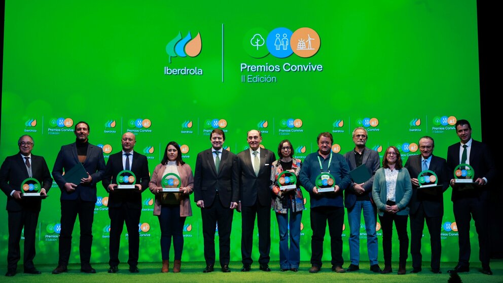 Imagen de familia con los premiados. (Iberdrola)