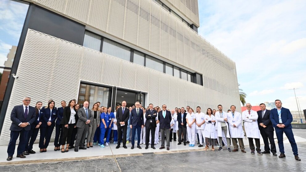 Imagen de familia durante la inauguración del hospital. (CARM)