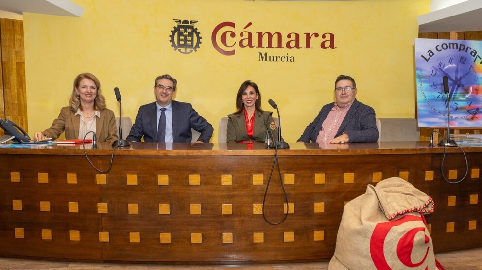 Un momento del sorteo de la Compra-Reloj 2024. (Cámara de Murcia)