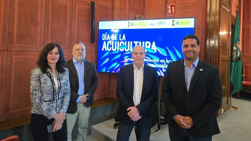 Noelia Ortega, CEO del Centro Tecnológico Naval y del Mar, y Jose Luis Sáez Martínez, responsable de acuicultura y pesca, tras recibir el Premio nacional a la investigación en acuicultura. (CTN)