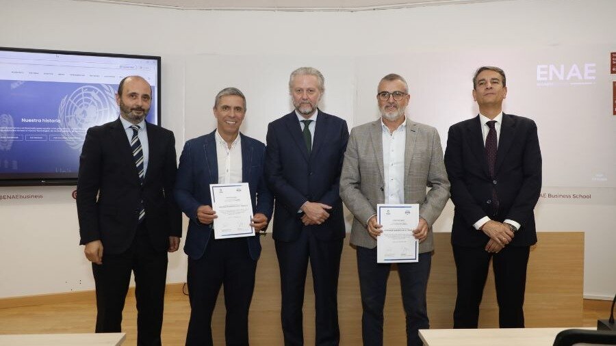 Imagen de familia durante la entrega de certificados digitales del World Trade Point en ENAE. (ENAE)