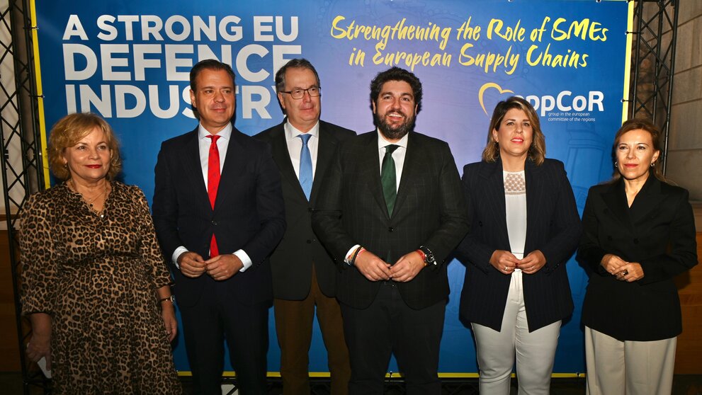 Imagen de familia durante la jornada ‘Una Industria de Defensa de la Unión Europea Fuerte: Potenciando el papel de las pymes en las Cadenas de Suministro Europeas’ en Cartagena. (PP Región de Murcia)