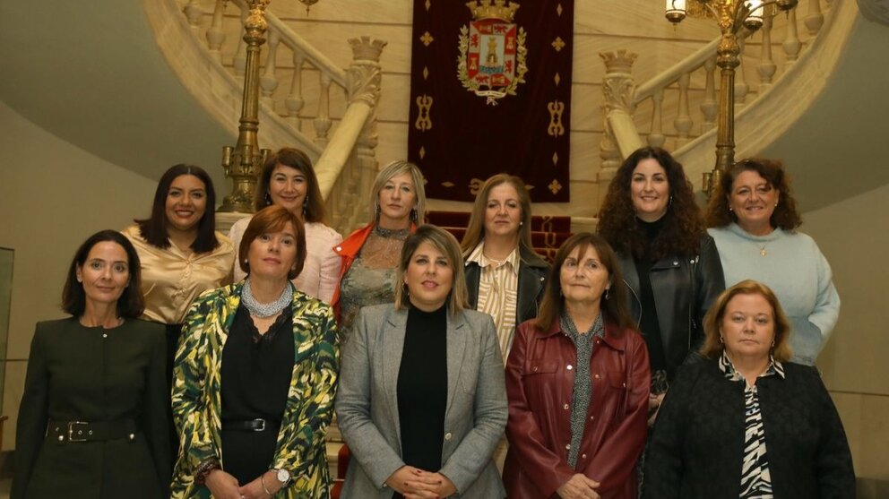 Imagen de familia de mujeres de la directiva de Amep, entre las que se encuentra la futura presidenta, Carmen Jerez (chaqueta granate), junto a la alcaldesa de Cartagena, Noelia Arroyo. (Ayuntamiento de Cartagena)