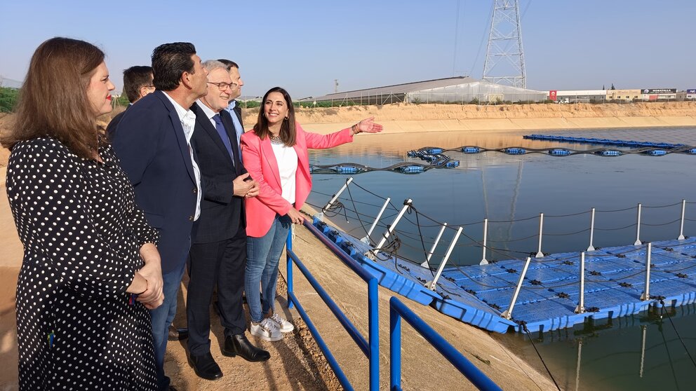 La consejera Sara Rubira visita la nueva planta solar flotante de la Comunidad de Regantes del Campo de Cartagena junto al presidente de la misma, Manuel Martínez, y el alcalde de Torre Pacheco, Pedro Ángel Roca. (CARM)