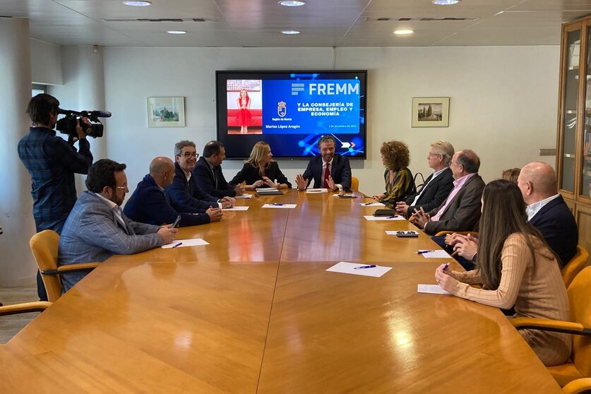 reunión celebrada en la sede del metal en Murcia entre la consejera y los componentes  de la Comisión Ejecutiva de la Federación Regional de Empresarios del Metal de Murcia (FREMM)