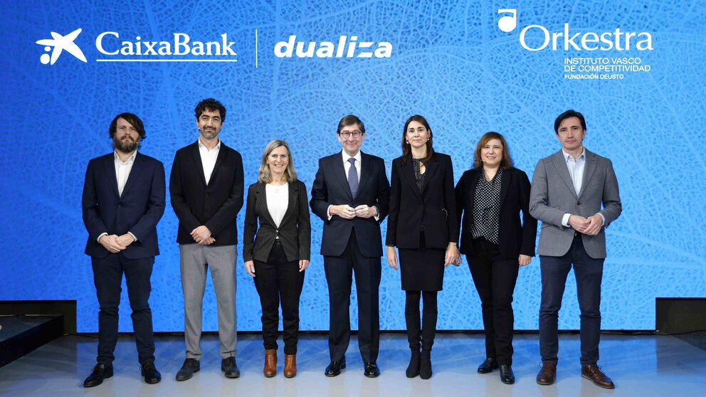 Foto de familia con el presidente de CaixaBank, José Ignacio Goirigolzarri; y la directora de CaixaBank Dualiza, Paula San Luis. (CaixaBank)