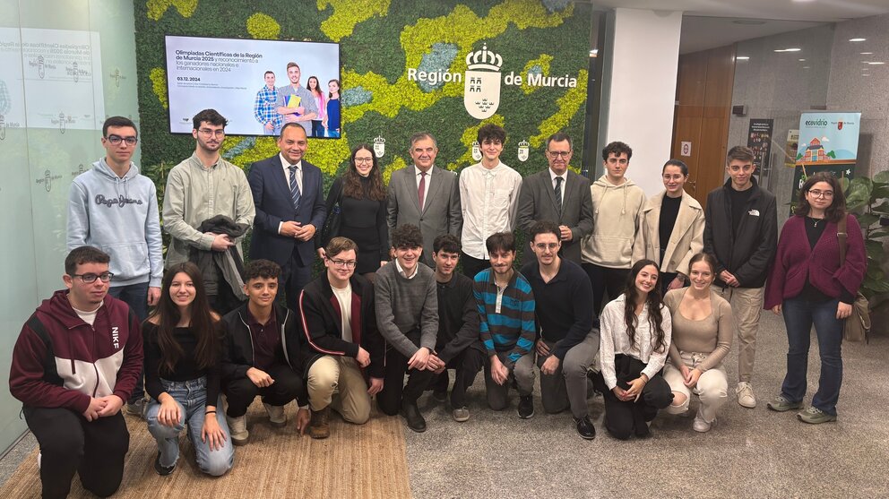 El consejero de Universidades, Juan María Vázquez, junto a parte de los 24 alumnos de la Región que este año han obtenido medalla, diploma o mención de honor en las fases nacionales e internacionales de las Olimpiadas de Física, Matemáticas, Biología, Informática, Telecomunicaciones, Química y Filosofía. (CARM)