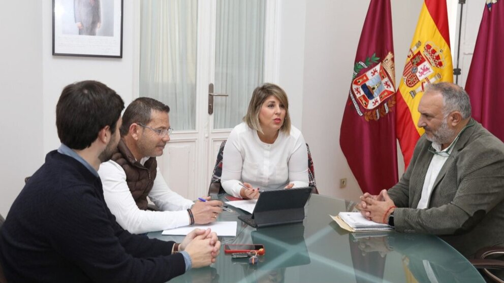 Un momento de la reunión de la alcaldesa de Cartagena, Noelia Arroyo, con el presidente de la Federación de Cofradías de Pescadores, Bartolomé Navarro. (Ayuntamiento de Cartagena)